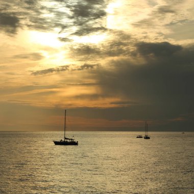 Güzel gün batımı Karadeniz ve yahts Sochi, Rusya Federasyonu. Seçilen odak.