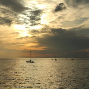 Güzel gün batımı Karadeniz ve yahts Sochi, Rusya Federasyonu. Seçilen odak.