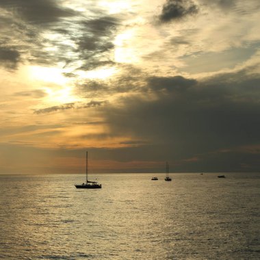 Güzel gün batımı Karadeniz ve yahts Sochi, Rusya Federasyonu. Seçilen odak.