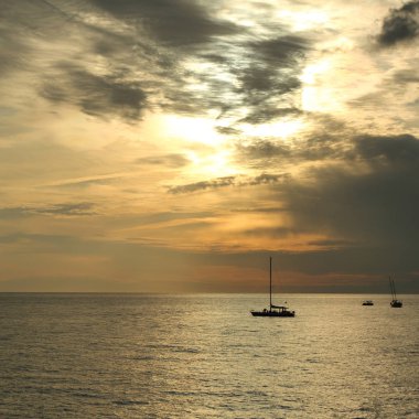 Güzel gün batımı Karadeniz ve yahts Sochi, Rusya Federasyonu. Seçilen odak.