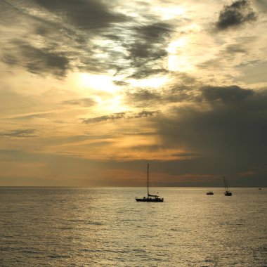 Güzel gün batımı Karadeniz ve yahts Sochi, Rusya Federasyonu. Seçilen odak.