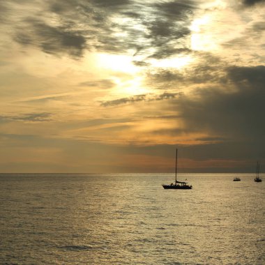 Güzel gün batımı Karadeniz ve yahts Sochi, Rusya Federasyonu. Seçilen odak.