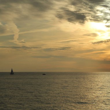 Güzel gün batımı Karadeniz ve yahts Sochi, Rusya Federasyonu. Seçilen odak.