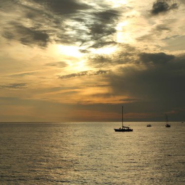 Güzel gün batımı Karadeniz ve yahts Sochi, Rusya Federasyonu. Seçilen odak.