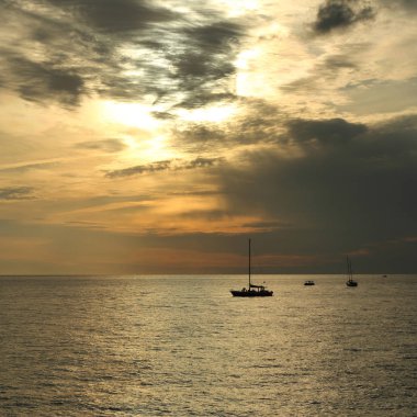 Güzel gün batımı Karadeniz ve yahts Sochi, Rusya Federasyonu. Seçilen odak.