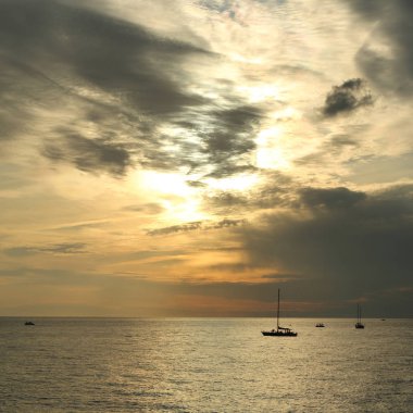 Güzel gün batımı Karadeniz ve yahts Sochi, Rusya Federasyonu. Seçilen odak.