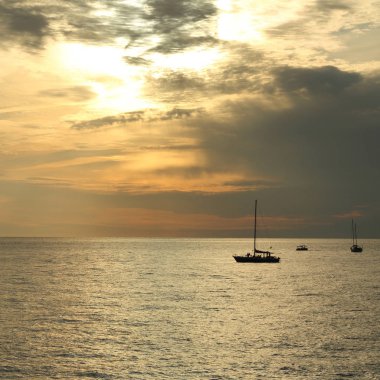 Güzel gün batımı Karadeniz ve yahts Sochi, Rusya Federasyonu. Seçilen odak.
