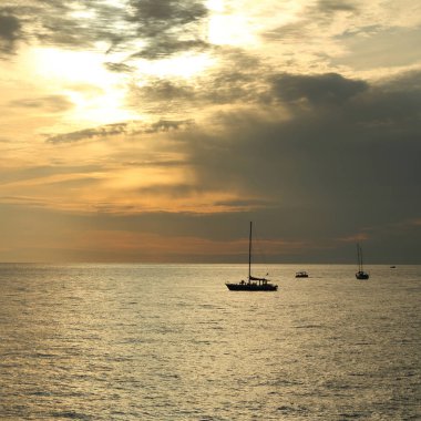 Güzel gün batımı Karadeniz ve yahts Sochi, Rusya Federasyonu. Seçilen odak.