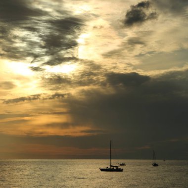 Güzel gün batımı Karadeniz ve yahts Sochi, Rusya Federasyonu. Seçilen odak.