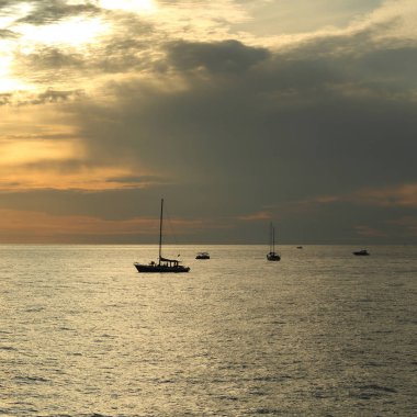 Güzel gün batımı Karadeniz ve yahts Sochi, Rusya Federasyonu. Seçilen odak.