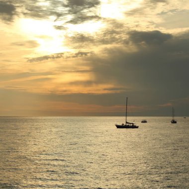 Güzel gün batımı Karadeniz ve yahts Sochi, Rusya Federasyonu. Seçilen odak.