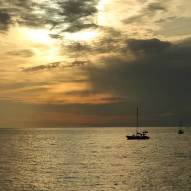 Güzel gün batımı Karadeniz ve yahts Sochi, Rusya Federasyonu. Seçilen odak.
