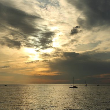 Güzel gün batımı Karadeniz ve yahts Sochi, Rusya Federasyonu. Seçilen odak.