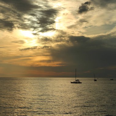 Güzel gün batımı Karadeniz ve yahts Sochi, Rusya Federasyonu. Seçilen odak.