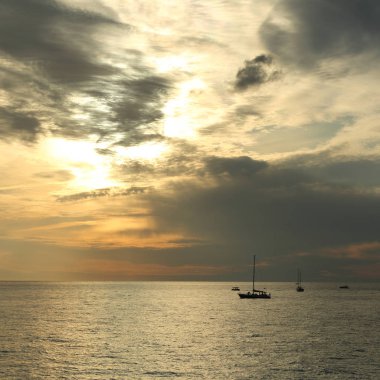 Güzel gün batımı Karadeniz ve yahts Sochi, Rusya Federasyonu. Seçilen odak.