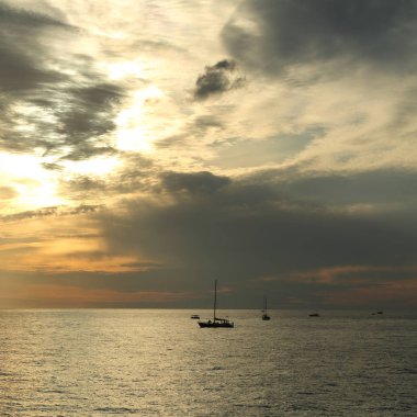 Güzel gün batımı Karadeniz ve yahts Sochi, Rusya Federasyonu. Seçilen odak.