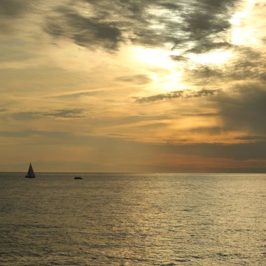 Güzel gün batımı Karadeniz ve yahts Sochi, Rusya Federasyonu. Seçilen odak.