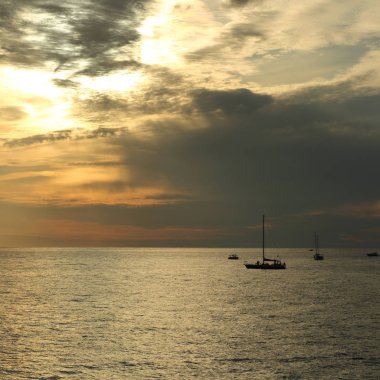 Güzel gün batımı Karadeniz ve yahts Sochi, Rusya Federasyonu. Seçilen odak.