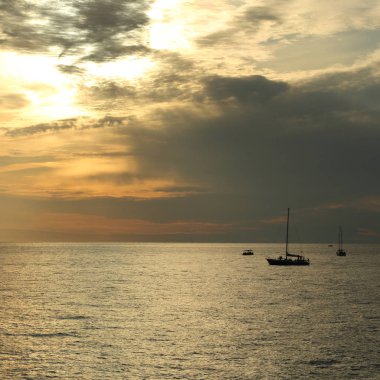 Güzel gün batımı Karadeniz ve yahts Sochi, Rusya Federasyonu. Seçilen odak.