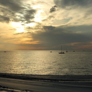 Güzel gün batımı Karadeniz ve yahts Sochi, Rusya Federasyonu. Seçilen odak.