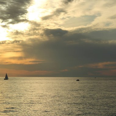 Güzel gün batımı Karadeniz ve yahts Sochi, Rusya Federasyonu. Seçilen odak.