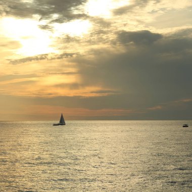 Güzel gün batımı Karadeniz ve yahts Sochi, Rusya Federasyonu. Seçilen odak.