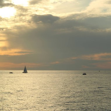 Güzel gün batımı Karadeniz ve yahts Sochi, Rusya Federasyonu. Seçilen odak.