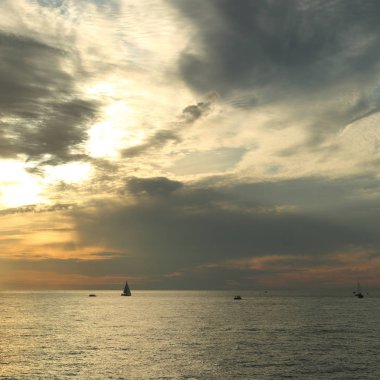 Güzel gün batımı Karadeniz ve yahts Sochi, Rusya Federasyonu. Seçilen odak.