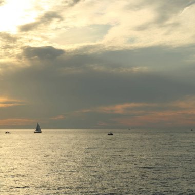 Güzel gün batımı Karadeniz ve yahts Sochi, Rusya Federasyonu. Seçilen odak.