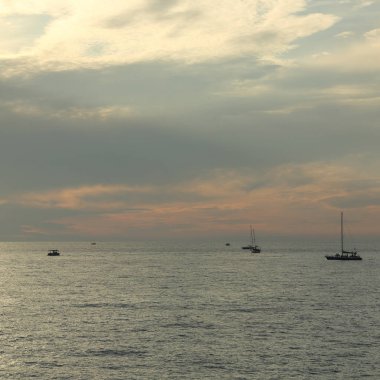 Güzel gün batımı Karadeniz ve yahts Sochi, Rusya Federasyonu. Seçilen odak.