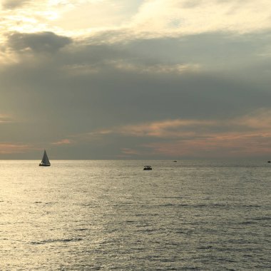 Güzel gün batımı Karadeniz ve yahts Sochi, Rusya Federasyonu. Seçilen odak.