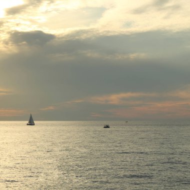 Güzel gün batımı Karadeniz ve yahts Sochi, Rusya Federasyonu. Seçilen odak.