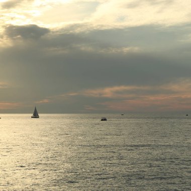 Güzel gün batımı Karadeniz ve yahts Sochi, Rusya Federasyonu. Seçilen odak.