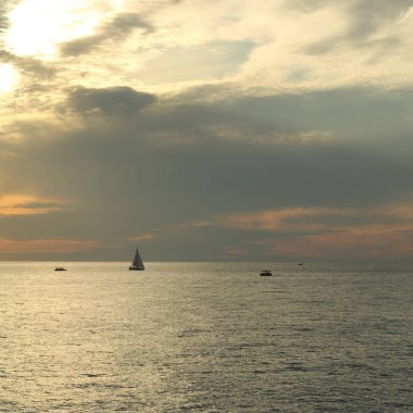 Güzel gün batımı Karadeniz ve yahts Sochi, Rusya Federasyonu. Seçilen odak.