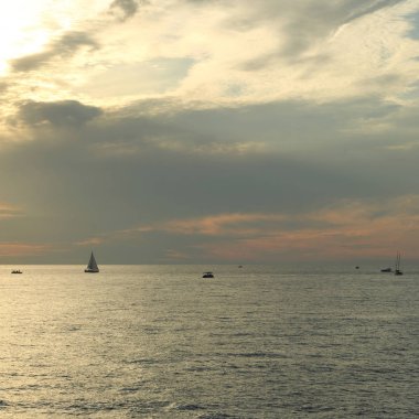 Güzel gün batımı Karadeniz ve yahts Sochi, Rusya Federasyonu. Seçilen odak.