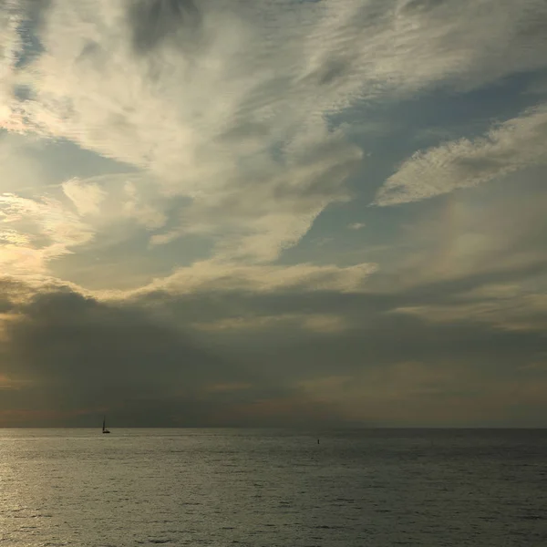 Güzel gün batımı Karadeniz ve yahts Sochi, Rusya Federasyonu. Seçilen odak.