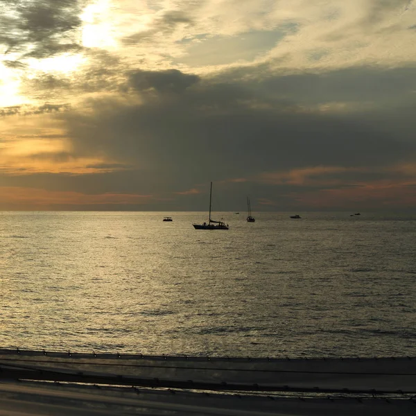 Beau Coucher Soleil Sur Mer Noire Les Yahts Sotchi Fédération — Photo