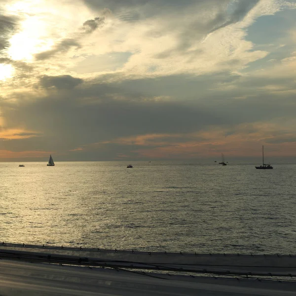Prachtige Zonsondergang Zwarte Zee Yahts Sochi Rusland Geselecteerde Focus — Stockfoto