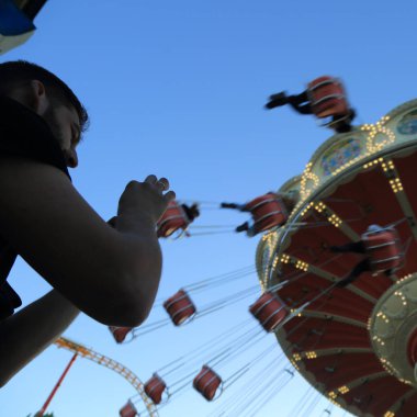 Sochi, Rusya Federasyonu - 5 Ekim 2017: cazibe salıncak atlıkarınca yaz akşam zaman, Sochi, Rusya Federasyonu Sochi Park daire içine alınmış. Seçilen odak.