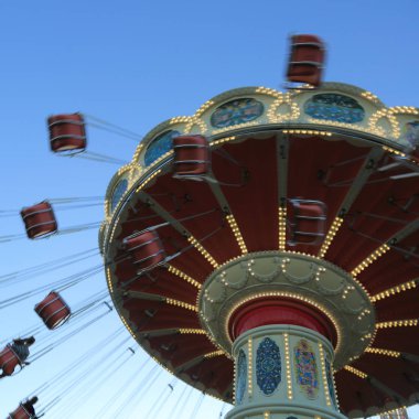 Sochi, Rusya Federasyonu - 5 Ekim 2017: cazibe salıncak atlıkarınca yaz akşam zaman, Sochi, Rusya Federasyonu Sochi Park daire içine alınmış. Seçilen odak.