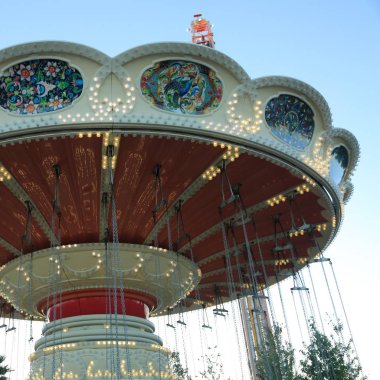 Sochi, Rusya Federasyonu - 5 Ekim 2017: cazibe salıncak atlıkarınca yaz akşam zaman, Sochi, Rusya Federasyonu Sochi Park daire içine alınmış. Seçilen odak.