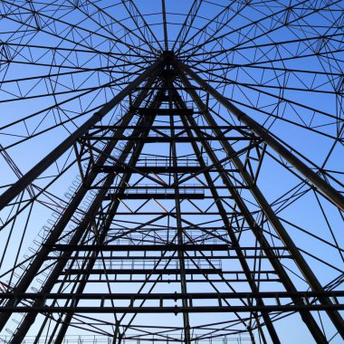 Cazibe tekerlek incelemesi Sochi Parkı'nda yaz akşam zaman, Sochi, Rusya Federasyonu. Seçilen odak.