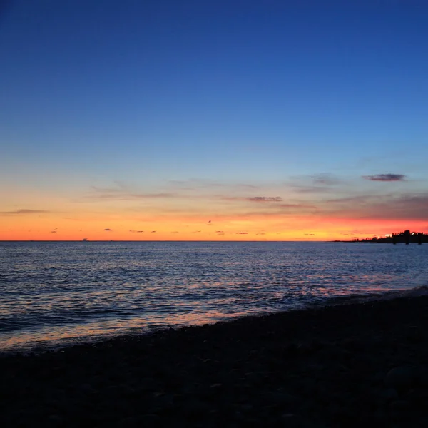 Silhouette Von Menschen Über Dem Schwarzen Meer Sotschi Bei Sonnenuntergang — Stockfoto