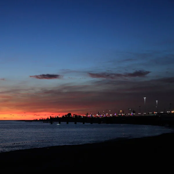 Silhueta Pessoas Sobre Mar Negro Beira Mar Sochi Hora Pôr — Fotografia de Stock