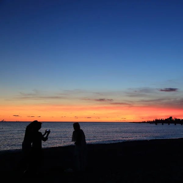 Silhouet Van Mensen Zwarte Zee Kust Sochi Tijdens Zomer Zonsondergang — Stockfoto