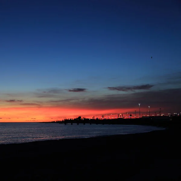 Silhueta Pessoas Sobre Mar Negro Beira Mar Sochi Hora Pôr — Fotografia de Stock