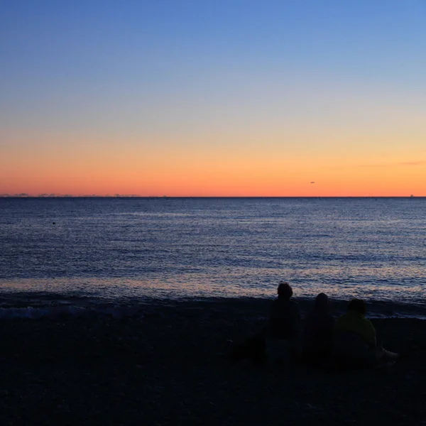 Silhouet Van Mensen Zwarte Zee Kust Sochi Tijdens Zomer Zonsondergang — Stockfoto