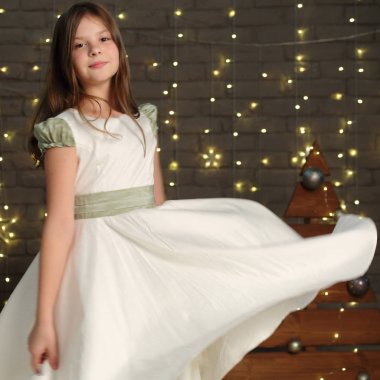 Noel Tatilinde sevimli küçük kız portresi