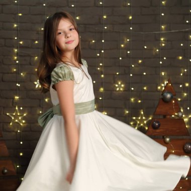 Noel Tatilinde sevimli küçük kız portresi