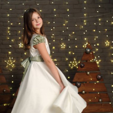 Noel Tatilinde sevimli küçük kız portresi